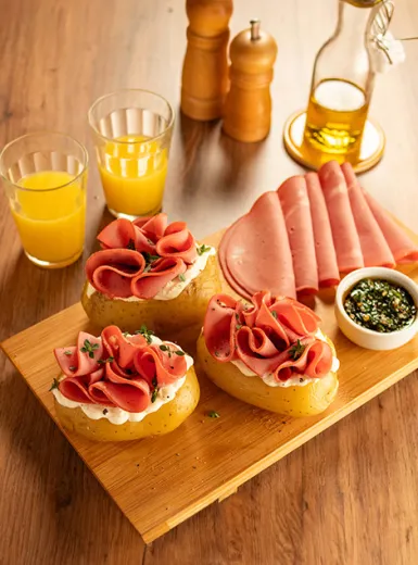 Batata Recheada com Creme de Queijo e Mortadela